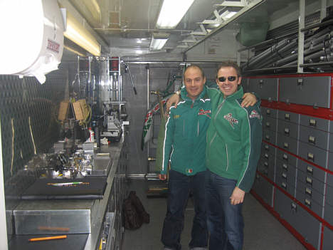 Mekaniker Jacob Bachiry sammen med team chef Poul Spencer.